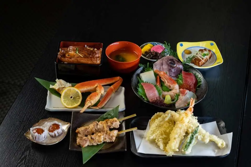 豐富多元的日式宴席餐點，包含鮮美生魚片、炸蝦天婦羅、烤鰻魚和蟹腳，讓您在屋形船上盡享奢華。