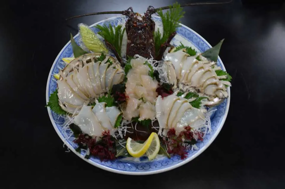 奢華的伊勢海老刺身拼盤，新鮮龍蝦肉切片擺盤精美，是屋形船豪華海鮮餐點的頂級選擇。