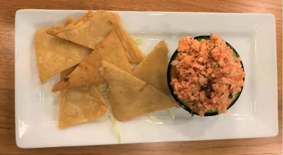 อาหารเซต Bสำหรับ 1 คน: ยำสลัด Kelaguen กับแผ่นแป้งเบอร์ริโตแบบดั้งเดิม