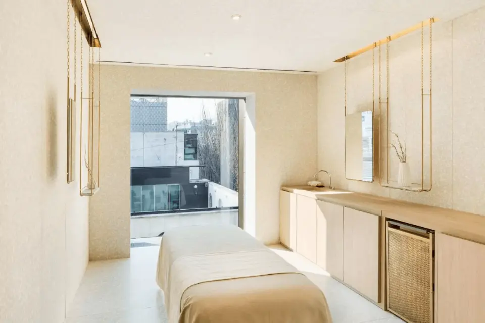 首爾雪花秀Balance SPA私密獨立護理室，配備舒適美容床和柔和燈光，為顧客提供專屬的頂級韓方SPA護理體驗。