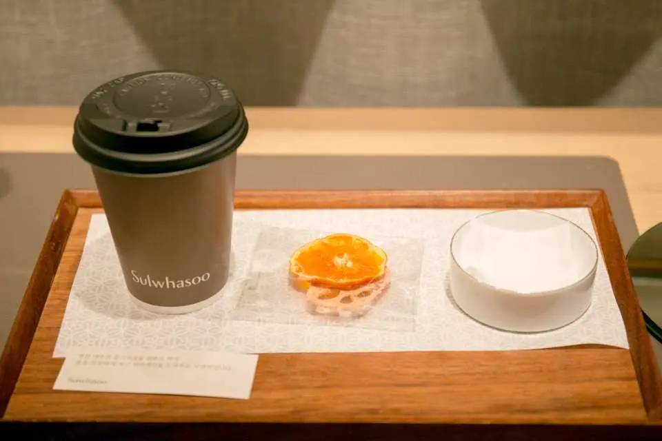 在首爾雪花秀Balance SPA療程後，為貴賓準備的溫暖飲品與精緻點心，體現尊榮貼心的服務細節。