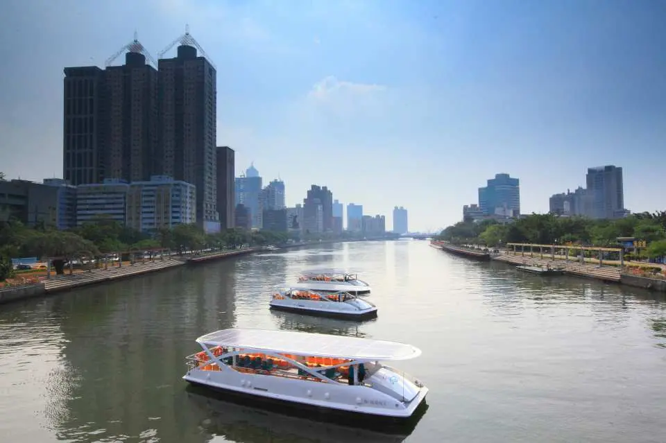 日中の愛河の景色