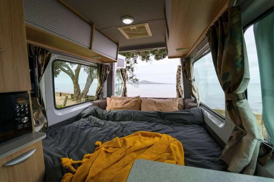 ห้องนอนภายในรถ