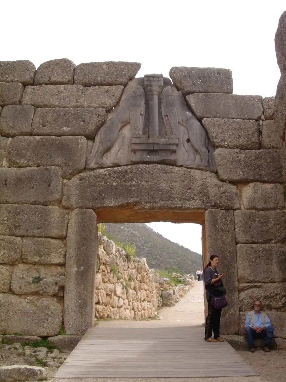 卫城城堡大门狮子门，即便有些残缺，但魅力不减