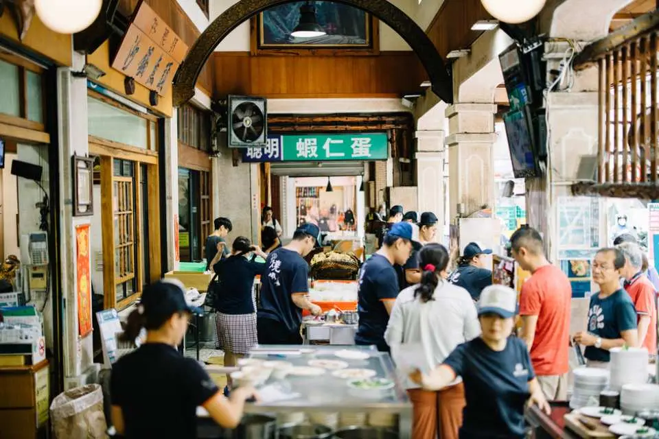 林聰明沙鍋魚頭店面入口，顧客與工作人員穿梭其間，展現這家登上Netflix《世界小吃》的嘉義必吃美食的熱門景象。