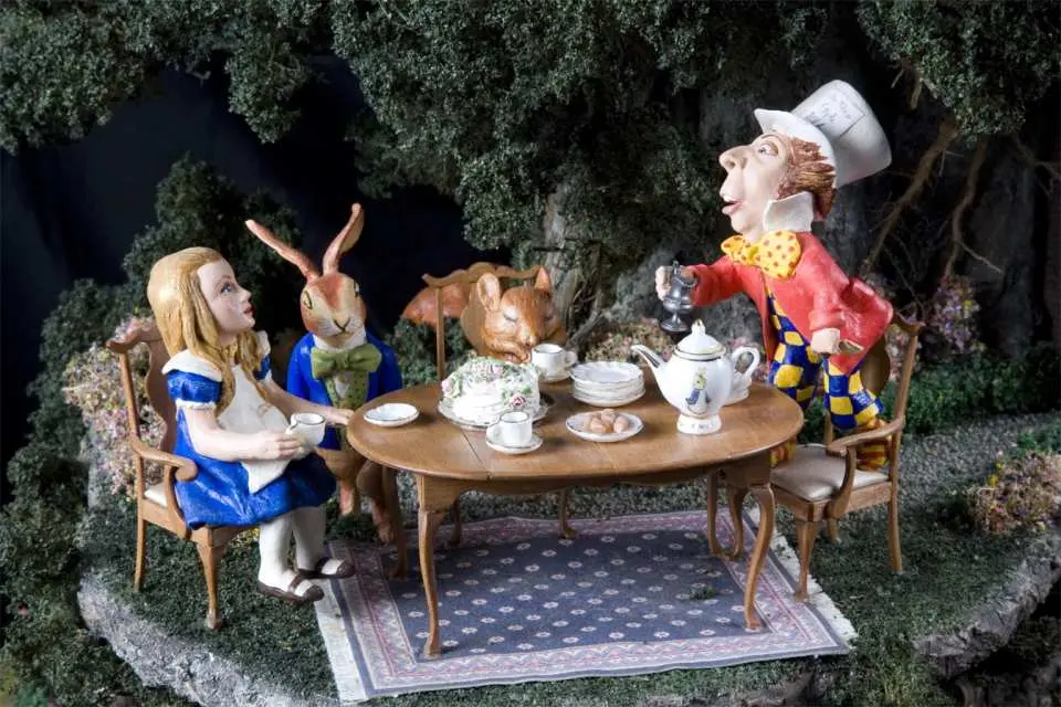台北ミニチュア博物館で、「不思議の国のアリス」のおとぎ話の世界を再現。アリスとマッドハッター、うさぎのミニチュアティーパーティーが幻想的です。