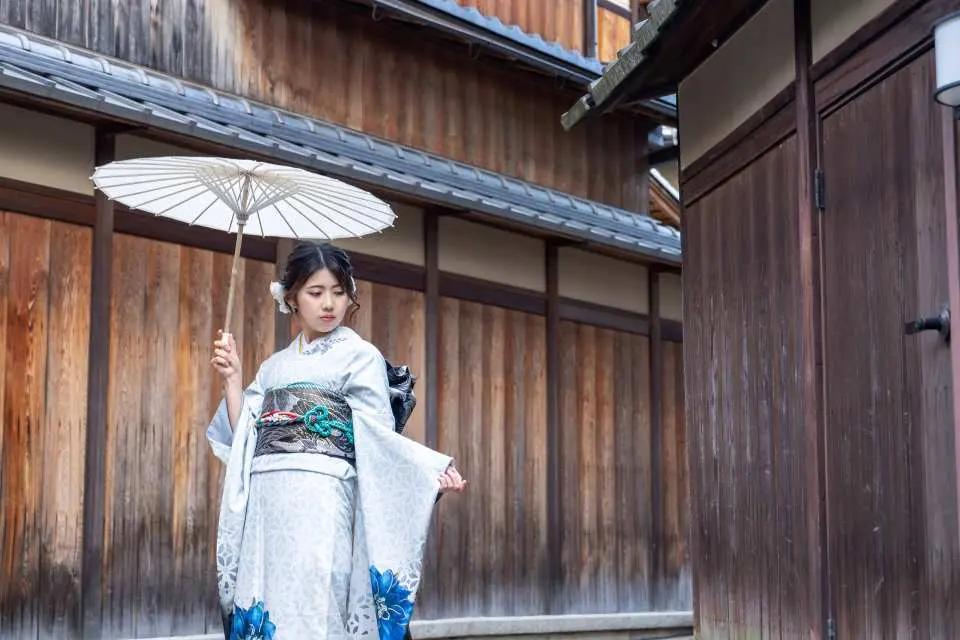 外景拍攝方案：迷你東山路線 - 約1小時（含15分鐘計程車車程），可獲得100張數位照片（5-7人約150張）。拍攝地點主要在石邊小路和八坂塔附近。