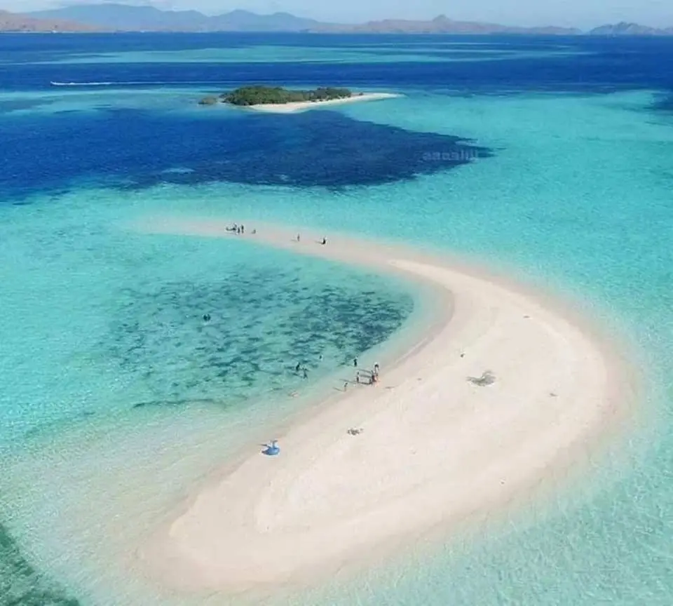 沿著新月形沙洲行走，即塔卡望加錫 (Taka Makassar)