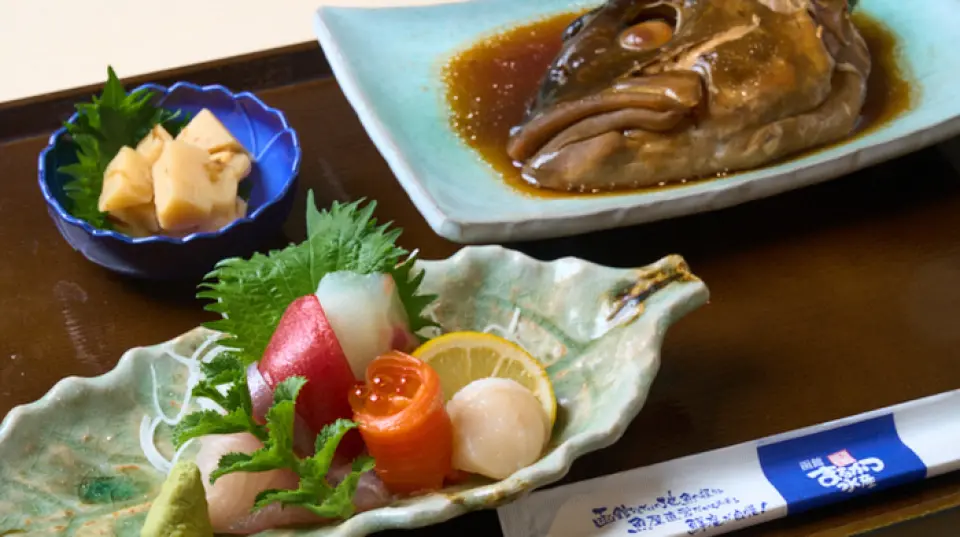 想小酌几杯时，不妨试试“Choi-nomi套餐”！1500日元至2000日元的合理价格，即可享用新鲜海鲜和美酒。A套餐是一份豪华套餐，包含小菜、水煮鱼以及5片生鱼片或5卷寿司（任选其一），还可以享用啤酒或威士忌。B套餐还包含毛豆和炸物拼盘。下班后，不妨来这里小酌一杯。