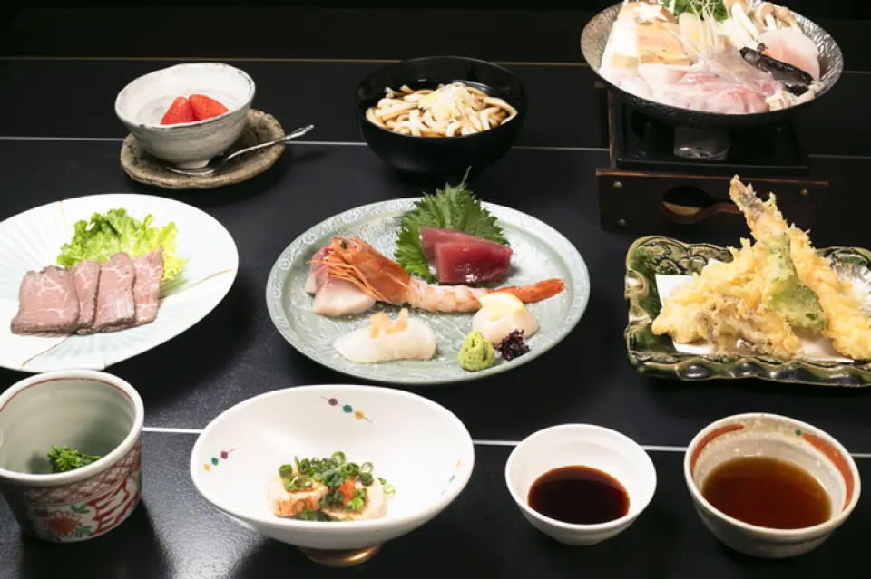 本店引以為傲的套餐，是展現匠人技藝的手工日式料理。主要使用新鮮海鮮和豐富的時令食材。從包含人氣水煮魚的套餐，到可以盡情享用安康魚美味的豪華套餐，應有盡有。作為追思會的餐點，或是作為您寶貝孩子的第一餐，如何？