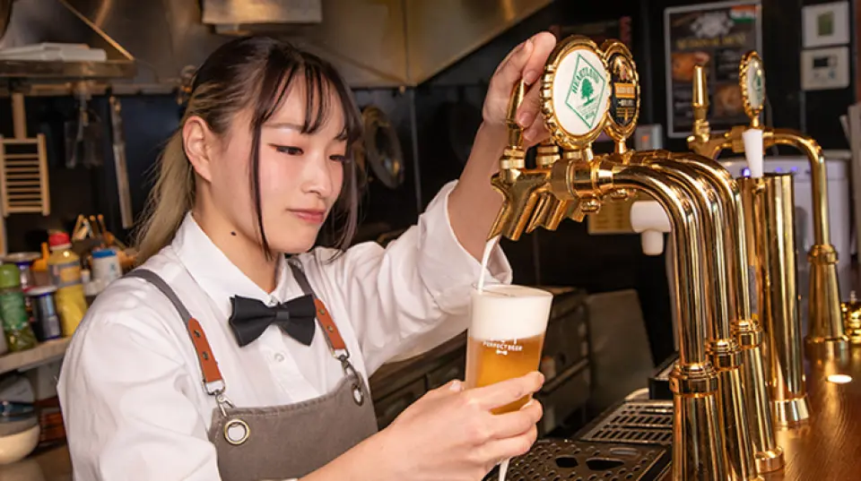 我們不僅重視美味的食物和美酒，更注重客戶服務和良好的氛圍。一些常客來這裡是因為他們喜歡我們的員工。我們擁有多元化的員工團隊，有熱愛啤酒的員工，有熱愛聊天的員工，還有熱愛舉杯敬酒的員工！