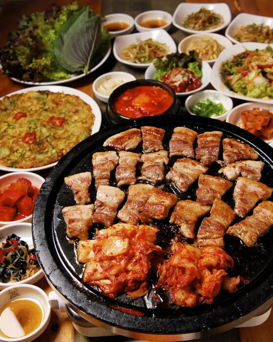 Samgyeopsal tự hào của chúng tôi được làm bằng thịt ba chỉ sống ba lớp chất lượng cao từ Nhật Bản. Thịt không nhiều mỡ và bạn thực sự có thể cảm nhận được hương vị của thịt. Bọc trong rau diếp và thưởng thức theo cách lành mạnh! Bạn cũng có thể thêm dầu mè, tỏi, samjang, salad hành lá và kim chi nướng để tùy chỉnh theo sở thích của mình. Hãy thử nhé♪