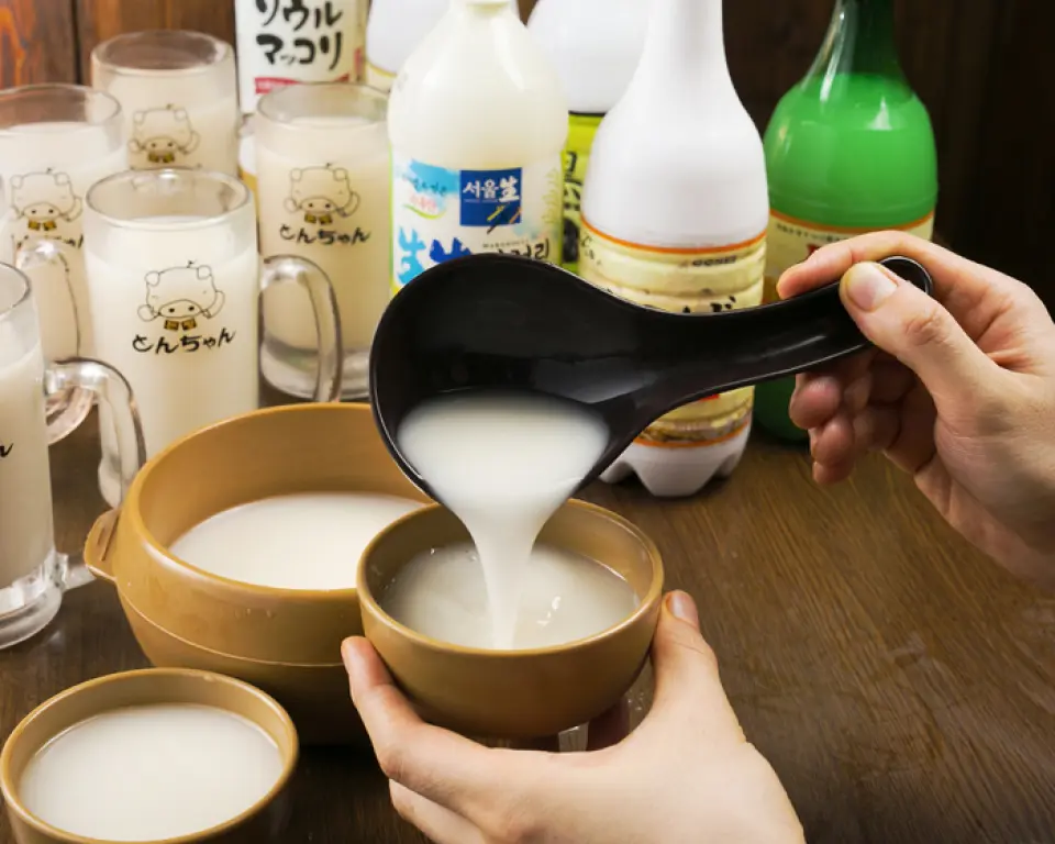 Ngoài các loại đồ uống tiêu chuẩn như bia, rượu chua và rượu highball, chúng tôi còn có nhiều loại shochu Hàn Quốc như Chamisul và Jounday! Bạn có thể thưởng thức makgeolli theo ly hoặc theo chai, và chúng tôi cũng khuyên bạn nên chia sẻ một chai◎Cocktail makgeolli làm từ nho đen và nho Kyoho ngọt và dễ uống, rất phù hợp cho một đêm đi chơi của các cô gái♪Chúng tôi cũng cung cấp bia TERRA với hương vị tươi mát. Hãy chắc chắn tìm thấy thức uống yêu thích của bạn◎