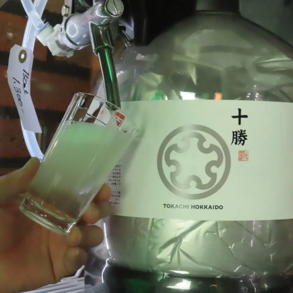 KEGDRAFT 让您可以直接享用压榨后的清酒（真正的鲜榨清酒），这在以前只能在酿酒厂享用。鲜榨清酒在发酵过程中自然产生轻微的气泡，并拥有如同新鲜采摘水果般清爽的口感。KEGDRAFT 的容器采用特殊结构，可以隔绝光线和氧气，让您可以品尝到真正新鲜的清酒。