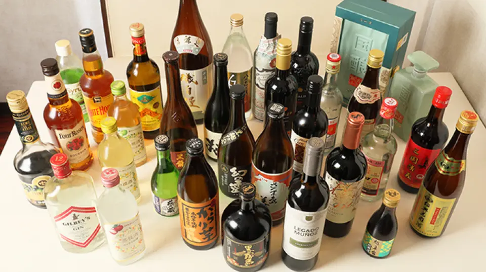 我们提供绍兴酒和白酒，与川菜和火锅完美搭配！我们提供各种不同陈年期的绍兴酒和不同酒精度数和口味的白酒。当然，我们也提供日本清酒、烧酒、葡萄酒和洋酒。我们还提供无限畅饮服务，如果您想尽情享受，请充分利用这项优惠。