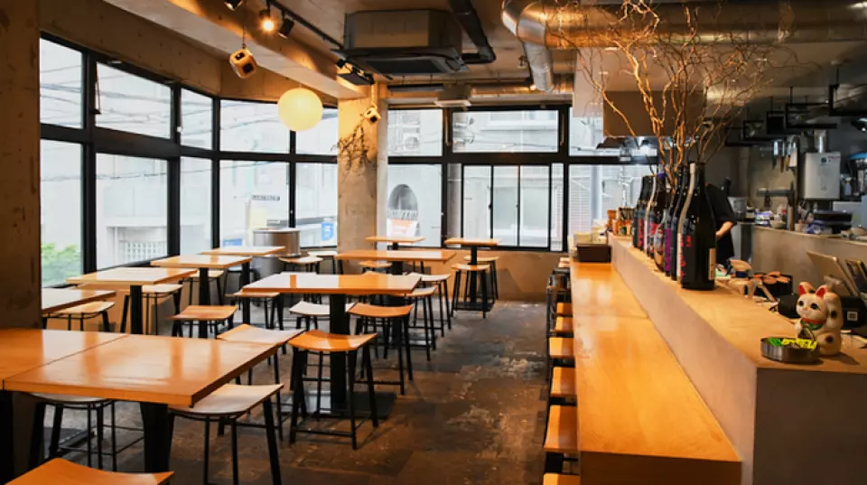 ร้านอาหารแห่งนี้มีการตกแต่งภายในที่สะอาดและมีสไตล์ ทำให้คุณสามารถมองเห็นการปรุงอาหารสดๆ ได้จากห้องครัวแบบเปิดโล่ง โต๊ะต่างๆ สามารถเชื่อมต่อกันได้ จึงเหมาะสำหรับทั้งกลุ่มเล็กๆ และกลุ่มใหญ่ โปรดอย่าลังเลที่จะใช้ร้านอาหารของเราเพื่อดื่มเครื่องดื่มหลังเลิกงาน ออกเดท หรือสังสรรค์กับเพื่อนสนิท