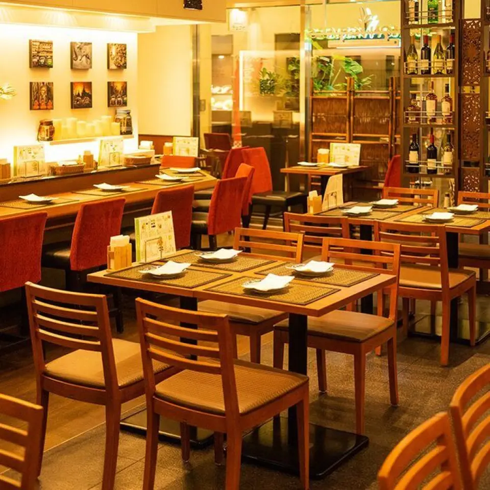 ร้านอาหารแห่งนี้โอบล้อมไปด้วยแสงที่อบอุ่นและมีบรรยากาศที่เงียบสงบและผ่อนคลาย ทำให้เหมาะสำหรับโอกาสต่างๆ เช่น การรับประทานอาหารคนเดียว การออกเดทโรแมนติก ค่ำคืนของสาวๆ ปาร์ตี้ดื่มเหล้า และมื้ออาหารเป็นกลุ่ม เพลิดเพลินไปกับบรรยากาศแบบชาติพันธุ์ด้วยการตกแต่งภายในและการจัดแสดงที่เราคัดสรรมาอย่างพิถีพิถัน ร้านอาหารของเราตั้งอยู่ใกล้กับ Makuhari Messe ดังนั้นคุณยังสามารถใช้สำหรับคอนเสิร์ตและงานอีเวนต์ได้อีกด้วย! โปรดเพลิดเพลินไปกับมื้ออาหารที่ผ่อนคลาย