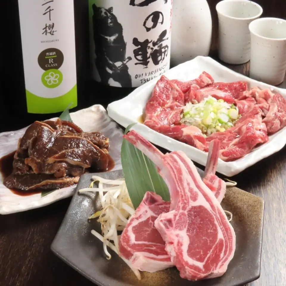 招牌菜“盐成吉思汗烤肉”是将新鲜的生羊肉用自制的盐酱腌制，然后烤至香味四溢。店内配备无烟烤炉，让您无需担心衣服上沾染异味即可享用。店内长期精心制作的自制酱汁，融合了15种以上的调味料，经过两周的陈化。餐桌上还备有佐料，您可以根据当天的心情，选择最合适的口味。