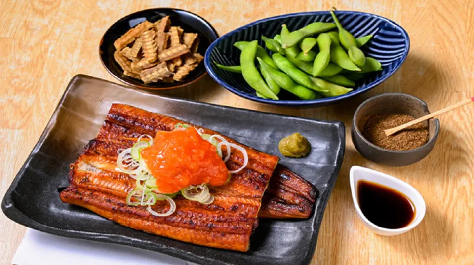 用鰻魚骨製作的「骨脆」酥脆可口，絕對值得一試。 「鰻魚麵」則是在鰻魚上撒上蔥花、楓葉碎，再淋上柚子醋，口感清爽，非常適合夏天。此外，還有許多其他單點菜可供選擇。