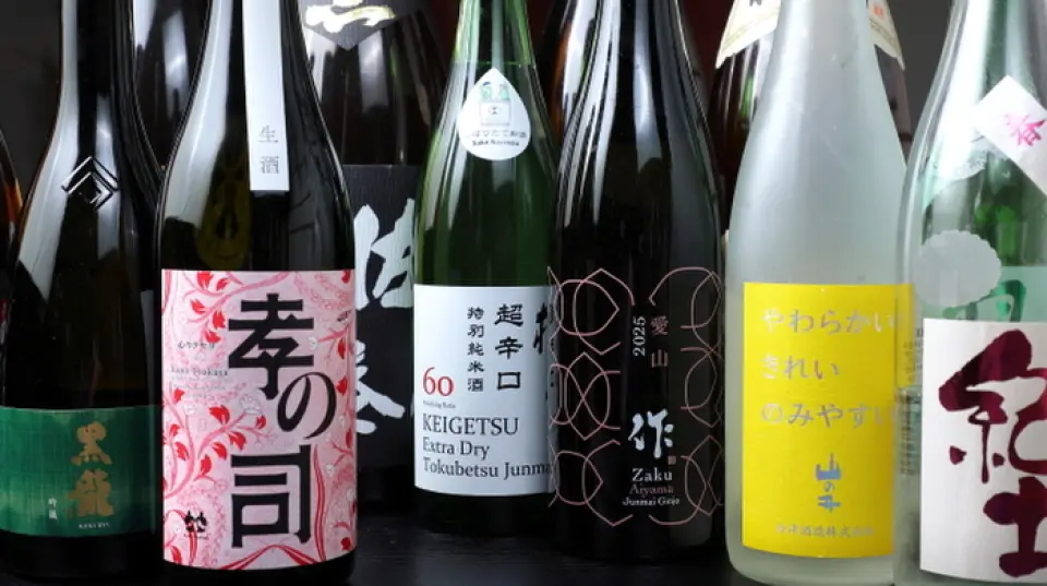 Chúng tôi cung cấp nhiều loại rượu sake phù hợp hoàn hảo với hải sản ngon của chúng tôi! Chúng tôi hợp tác với một nhà máy sản xuất rượu sake chuyên về rượu sake địa phương và chúng tôi đã lựa chọn cẩn thận các thương hiệu hiếm và rượu sake chưa tiệt trùng từ khắp cả nước để phù hợp với các món ăn của chúng tôi. Các loại rượu thay đổi tùy theo mùa, vì vậy bạn có thể thưởng thức nhiều thương hiệu khác nhau. Ngoài rượu sake, chúng tôi còn cung cấp nhiều loại đồ uống trong thực đơn, bao gồm bia, rượu chua, rượu vang, rượu whisky và rượu shochu.