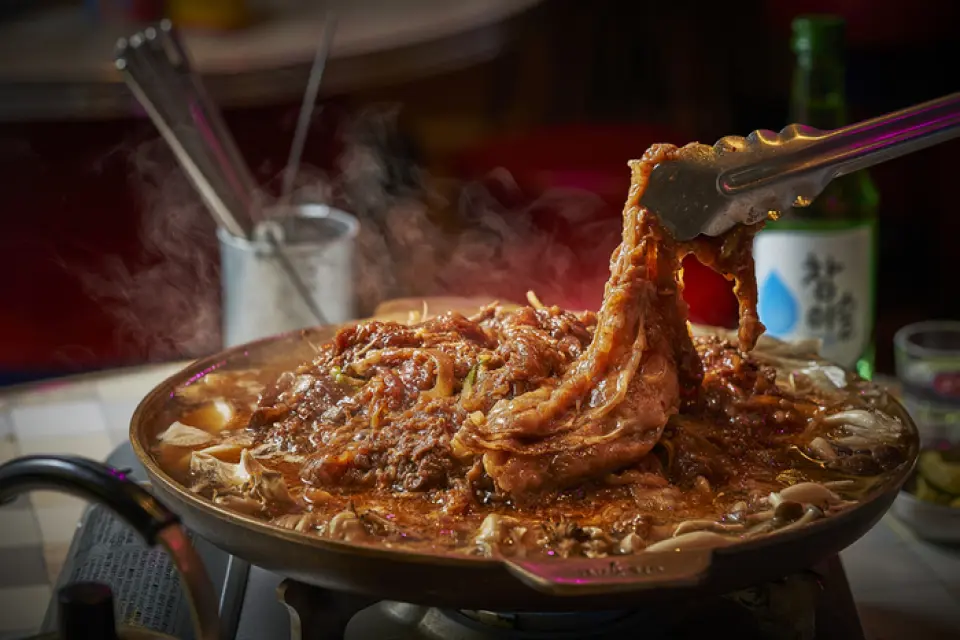我们供应韩式烤肉，就像在烤肉锅里吃寿喜烧一样！我们的招牌菜“鲜酱烤肉”是一道首尔风味的菜肴，您可以将各种蔬菜和肉类蘸上我们独创的调味料“Tategi”来享用。我们热情友好的工作人员会在您面前现场烹制鲜酱烤肉和五花肉，所以在他们烤制时，请随时向他们寻求帮助。