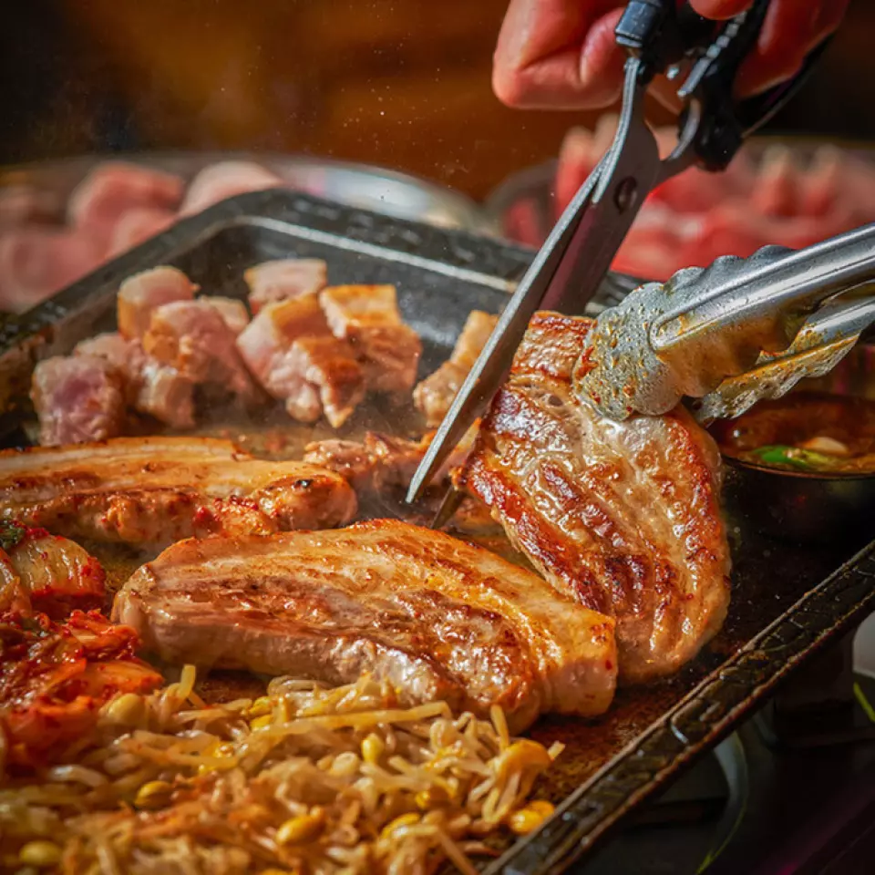 五花肉也很受欢迎，非常适合搭配生啤、醋酸酒等酒类。我们提供三种口味的五花肉：仅用盐和胡椒调味的经典“五花肉”、散发着药草香料香气的“老虎五花肉”以及带有自制味噌风味的“大酱五花肉”。采用新鲜猪肉，从未冷冻。油脂香甜，是不容错过的美味佳肴。