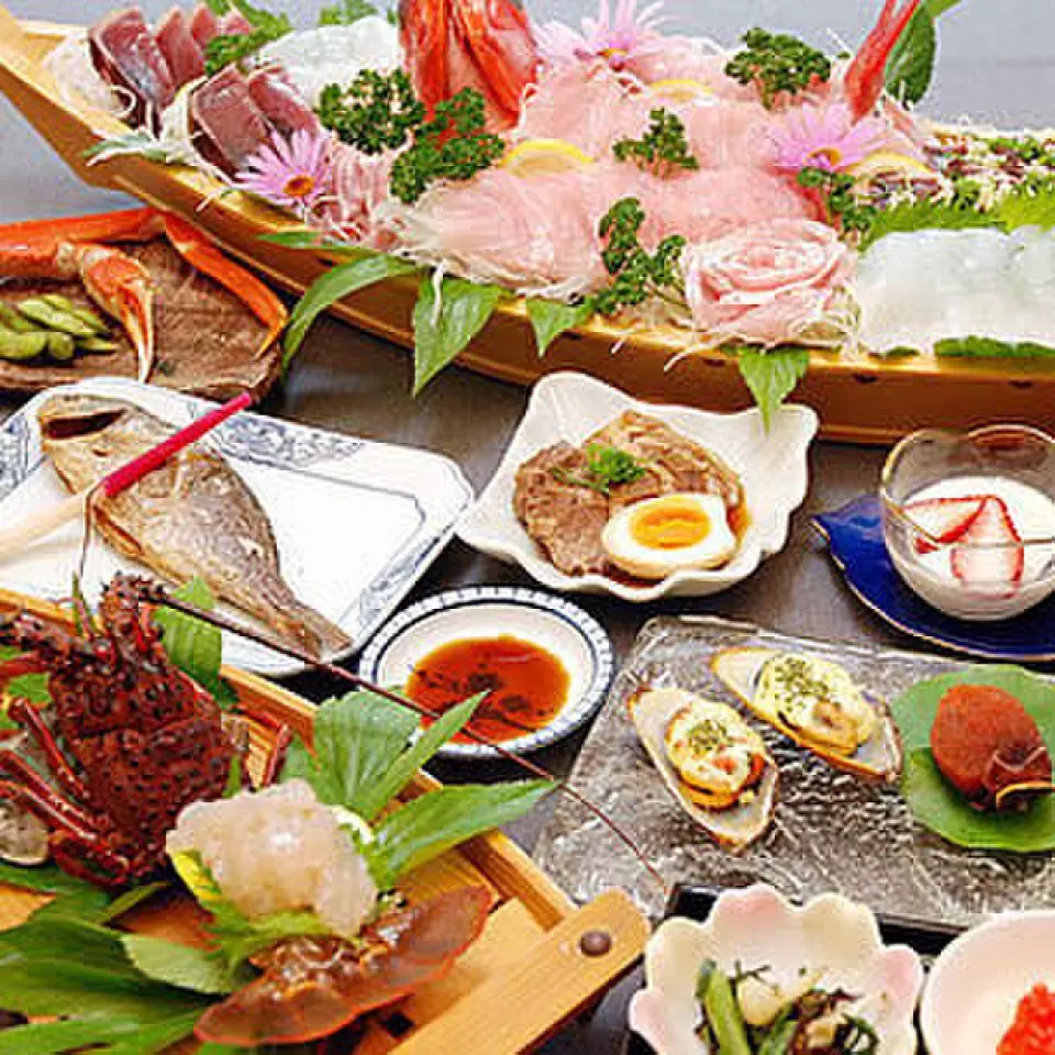 ที่ร้านอาหารของเรา คุณสามารถสั่งกุ้งมังกรทั้งตัวได้ ซึ่งเป็นสิ่งที่คุณไม่มีโอกาสได้กิน กุ้งมังกรที่สดมากจะทำให้คุณอิ่มใจอย่างแน่นอน ไม่ว่าจะกินแบบย่างถ่านหรือแบบซาซิมิ