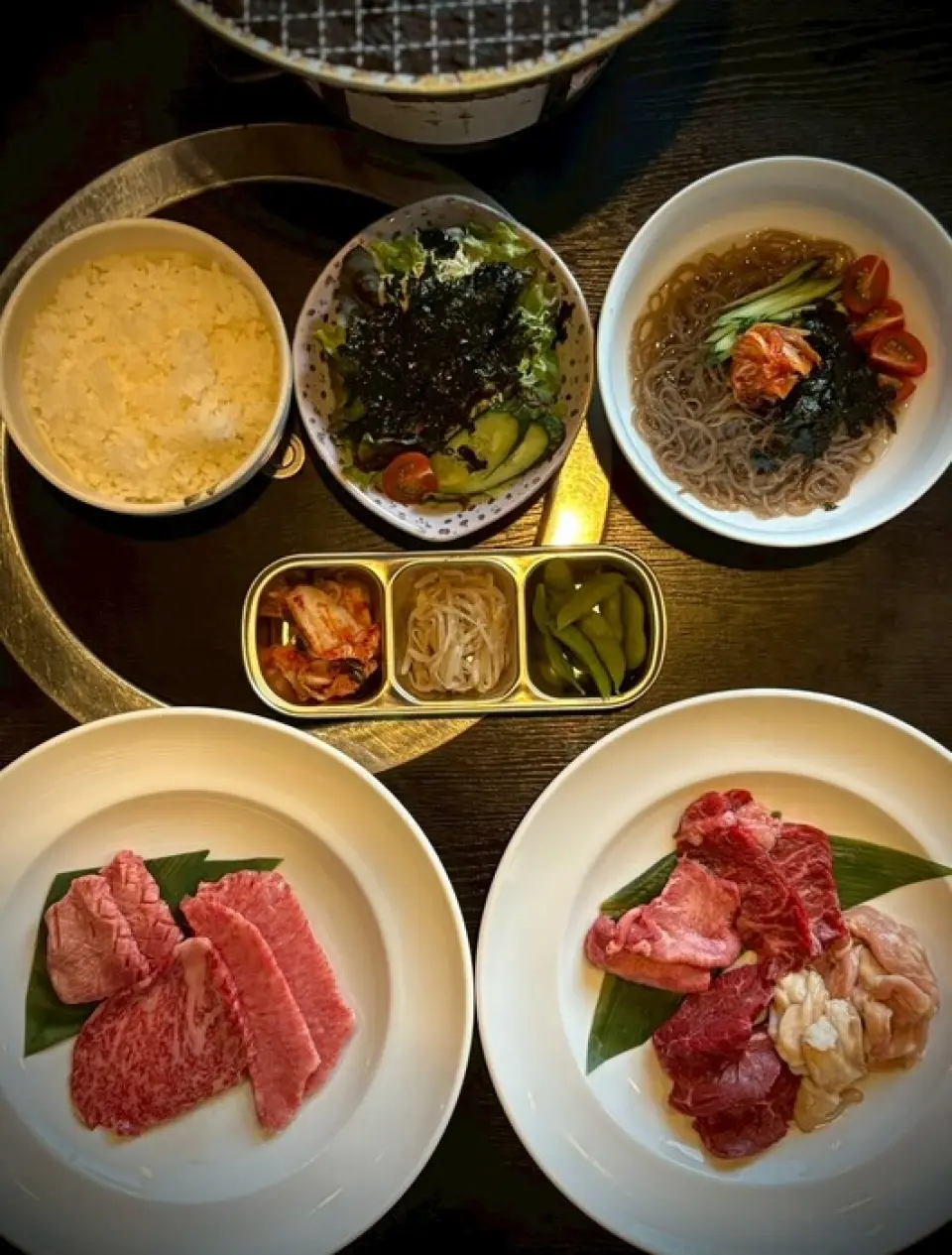 宴會或聚餐時，我們提供可依預算和喜好調整肉類份量的烤肉套餐。套餐內含甜點和沙拉，讓您盡情享用到最後。此外，米飯的份量無限，量感十足。請放心與家人一起享用◎