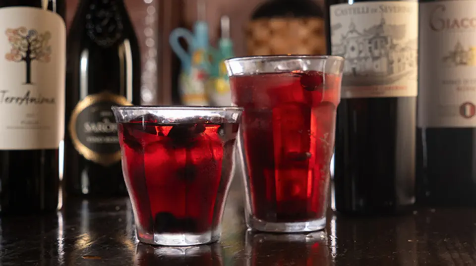 The "homemade sangria" with plenty of mixed berries is popular. We also have a wide selection of colorful and photogenic "jar cocktails". We also have non-alcoholic drinks, so even those who don't like alcohol can rest assured. We also have a wide variety of red and white wines and Italian beers to enjoy with drinks that go well with the food.