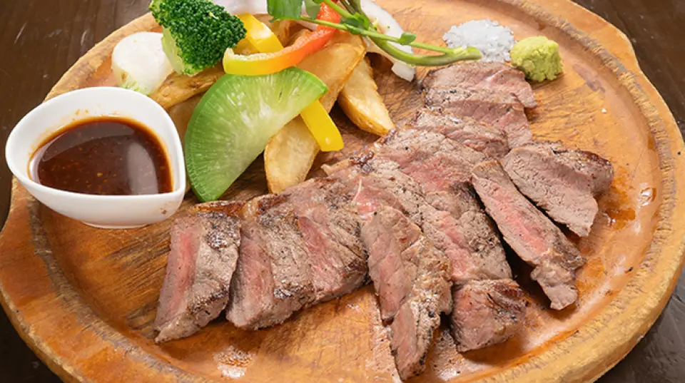 The perfectly cooked "Beef Loin Steak" boasts a soft texture and the natural sweetness of the meat. This appetizing and juicy dish goes perfectly with wine! Please choose your favorite flavor from salt, wasabi, or garlic sauce.