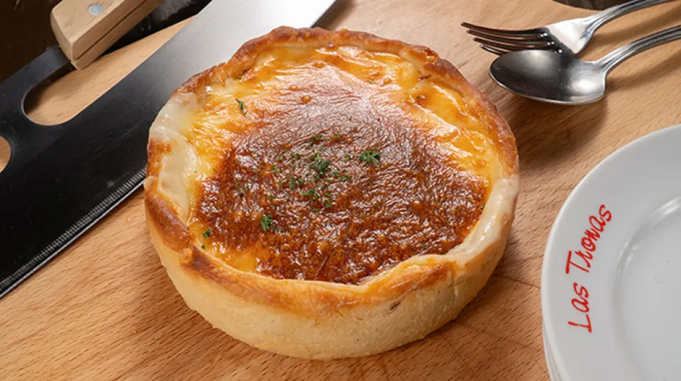 The "Chicago Pizza" with overflowing cheese is our recommendation! The dough is made every morning in our own workshop using "Rustaica" flour, Himalayan pink rock salt, and natural yeast, which are used exclusively for Neapolitan pizza. We also have a course where you can enjoy our signature dish, baked to perfection in our special stone oven. Please try it when you visit!
