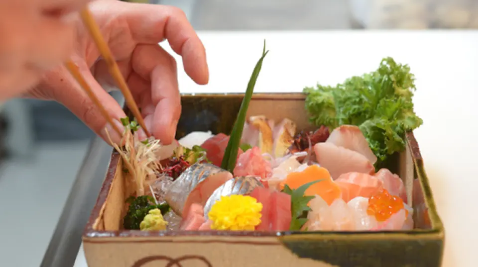 我們最推薦的菜色是“什錦刺身”，它包含10種不同的刺身，主要採用靜岡的當地魚類。我們採用當季海鮮，帶來當季特有的新鮮美味。我們也強烈推薦我們引以為傲的「茶碗蒸煮」。我們精心調整蒸煮時間和溫度，使其口感蓬鬆。