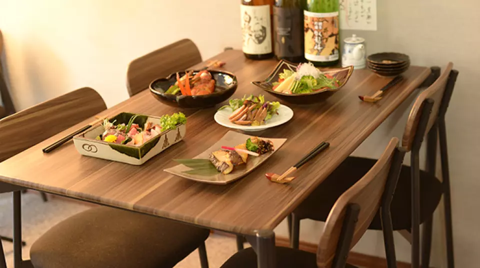 本店提供豐富的美味佳餚和美酒，致力於讓縣內外的顧客都能體驗靜岡的魅力。我們不僅注重食材，也注重餐盤，精心準備了與菜餚相得益彰的時尚餐盤。即使在用餐前也能享受美食的樂趣，這也是本店的魅力之一。我們致力於為每位顧客提供貼心周到的服務，例如透過交談，根據顧客的喜好推薦酒類和菜餚。我們也可以根據您的要求提供套餐，歡迎隨時聯絡。