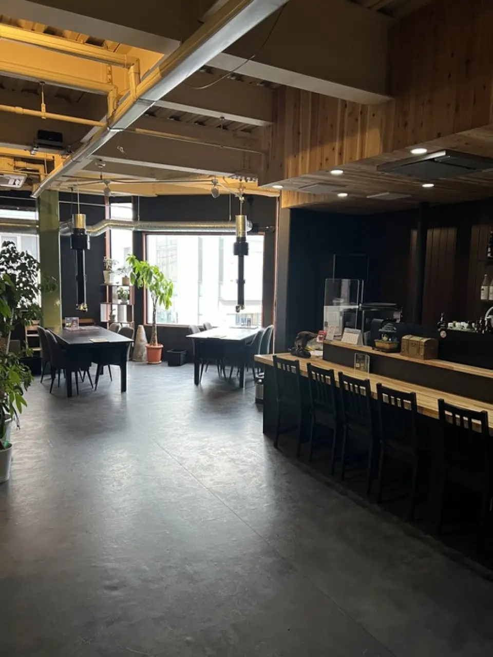 餐厅氛围轻松惬意，提供包厢和半包厢，让您在私密空间内放松身心。半包厢最多可容纳12人，全包厢最多可容纳6人，让您无需在意他人的目光，轻松惬意地用餐。无论您是约会、纪念日，还是商务宴请，我们都能为您提供理想的用餐环境。