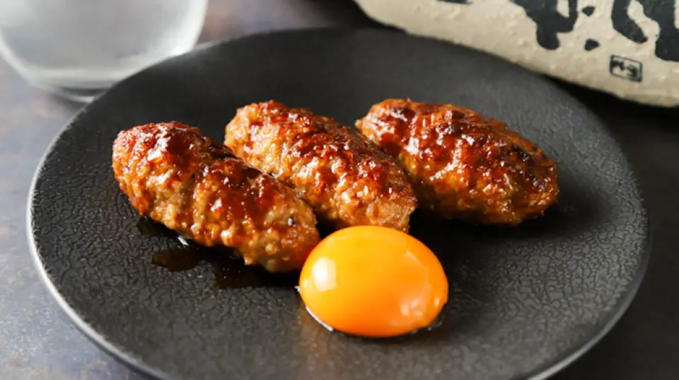 เมนูพิเศษของเราตั้งแต่ร้านเปิดมาคือ “ลูกชิ้นปิ้งพิเศษ สอนโดยร้านไก่เฉพาะทางที่เปิดมานาน” เป็นเมนูสุดเลิศที่นำไก่บดและหัวหอมที่คั่วนาน 6-7 ชั่วโมงมานวดให้เป็นเนื้อเดียวกันแล้วปิ้งจนสุกได้ที่ ทำให้ได้รสชาติที่ดีที่สุดของไก่ คุณสามารถเลือกปรุงรสด้วยเกลือหรือซอสสูตรพิเศษที่คิดค้นมายาวนานกว่า 20 ปีตั้งแต่ร้านเปิดมา