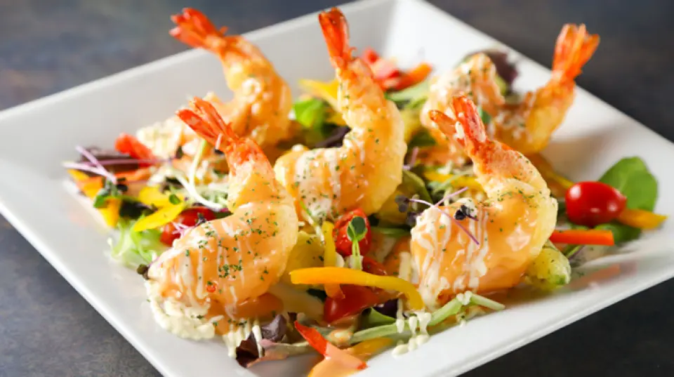 “กุ้งทอดราดซอสมายองเนสและอะโวคาโด” ที่ทำจากกุ้งตัวใหญ่ก็ได้รับความนิยมเช่นกัน ซอสปรุงรสพิเศษที่ทำจากงาดำบดของจีน อะโวคาโดผ่านการคั่วอย่างพิถีพิถันเพื่อให้มีเนื้อสัมผัสที่ละลายในปาก เข้ากันได้ดีกับเครื่องดื่มแอลกอฮอล์ ดังนั้นโปรดเพลิดเพลินกับเครื่องดื่มแก้วโปรดของคุณ