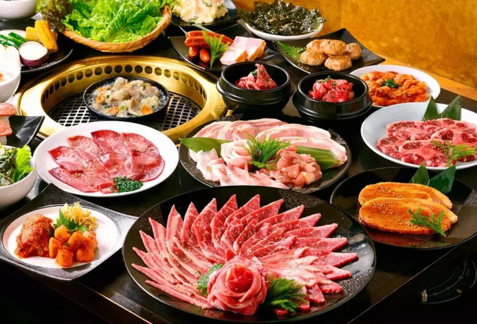 Chúng tôi cung cấp gói ăn thả ga, nơi bạn có thể thưởng thức thịt được lựa chọn cẩn thận theo ý thích. "Zeitaku Yakiniku All-You-Can-Eat" cung cấp hơn 100 món ăn độc đáo của Fukuju, không chỉ bao gồm thịt mà còn có các món ăn lạnh và nóng. Chúng tôi cũng cung cấp gói "Yakiniku All-You-Can-Eat Lite" bình dân hơn, có thể thưởng thức tùy theo dịp. Đối với những người uống rượu, chúng tôi khuyên bạn nên chọn gói uống thả ga.
