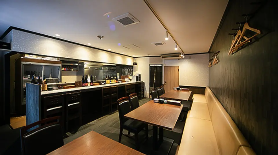 ร้านอาหารของเราตั้งอยู่ห่างจากสถานี Kita 24jo เพียง 30 วินาที ร้านอาหารที่ซ่อนตัวอยู่แห่งนี้มีบรรยากาศที่ผ่อนคลายและเงียบสงบ ช่วยให้คุณใช้เวลาได้อย่างสบายใจโดยไม่ต้องกังวลเรื่องเวลา เรามีที่นั่งแบบเคาน์เตอร์และแบบโต๊ะ และสามารถรองรับได้ทั้งแบบรายบุคคลและแบบกลุ่ม นอกจากนี้ยังมีห้องส่วนตัวที่ผ่อนคลายกว่าซึ่งอยู่ติดกัน โดยมีที่นั่งสำหรับประมาณ 16 คน