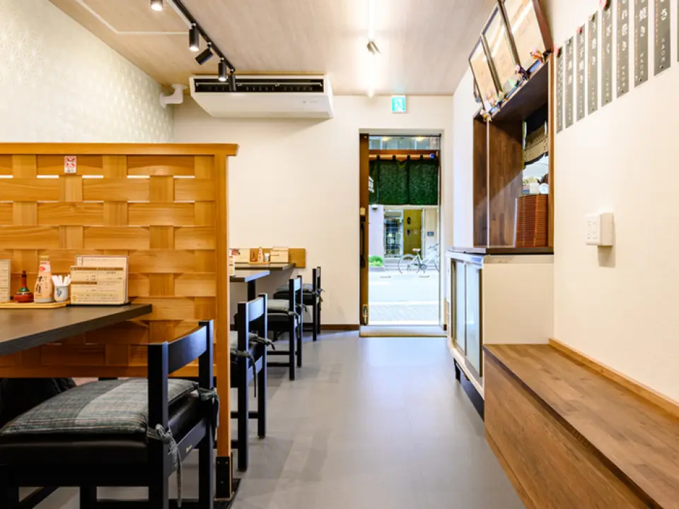 ร้านอาหารของเรามีบรรยากาศของย่านใจกลางเมืองอาซากุสะ และมีป้ายร้านสีเขียวเข้มเป็นจุดเด่น เนื่องจากเป็นร้านอาหารที่บริหารโดยครอบครัว จึงมีบรรยากาศที่ผ่อนคลายและเป็นกันเอง มีโต๊ะสำหรับสองคนจำนวน 5 โต๊ะ ซึ่งสามารถจัดรวมกันได้เพื่อให้เหมาะกับโอกาสต่างๆ เช่น การประชุมทางธุรกิจและวันครบรอบ ร้านตั้งอยู่ระหว่างถนนโคคุไซโดริและคัปปาบาชิ จึงเป็นสถานที่ที่เหมาะสำหรับการแวะพักขณะเดินเล่นรอบๆ อาซากุสะ ราคาสมเหตุสมผลเพื่อให้คุณได้เพลิดเพลินกับปลาไหลของเราอย่างสบายๆ