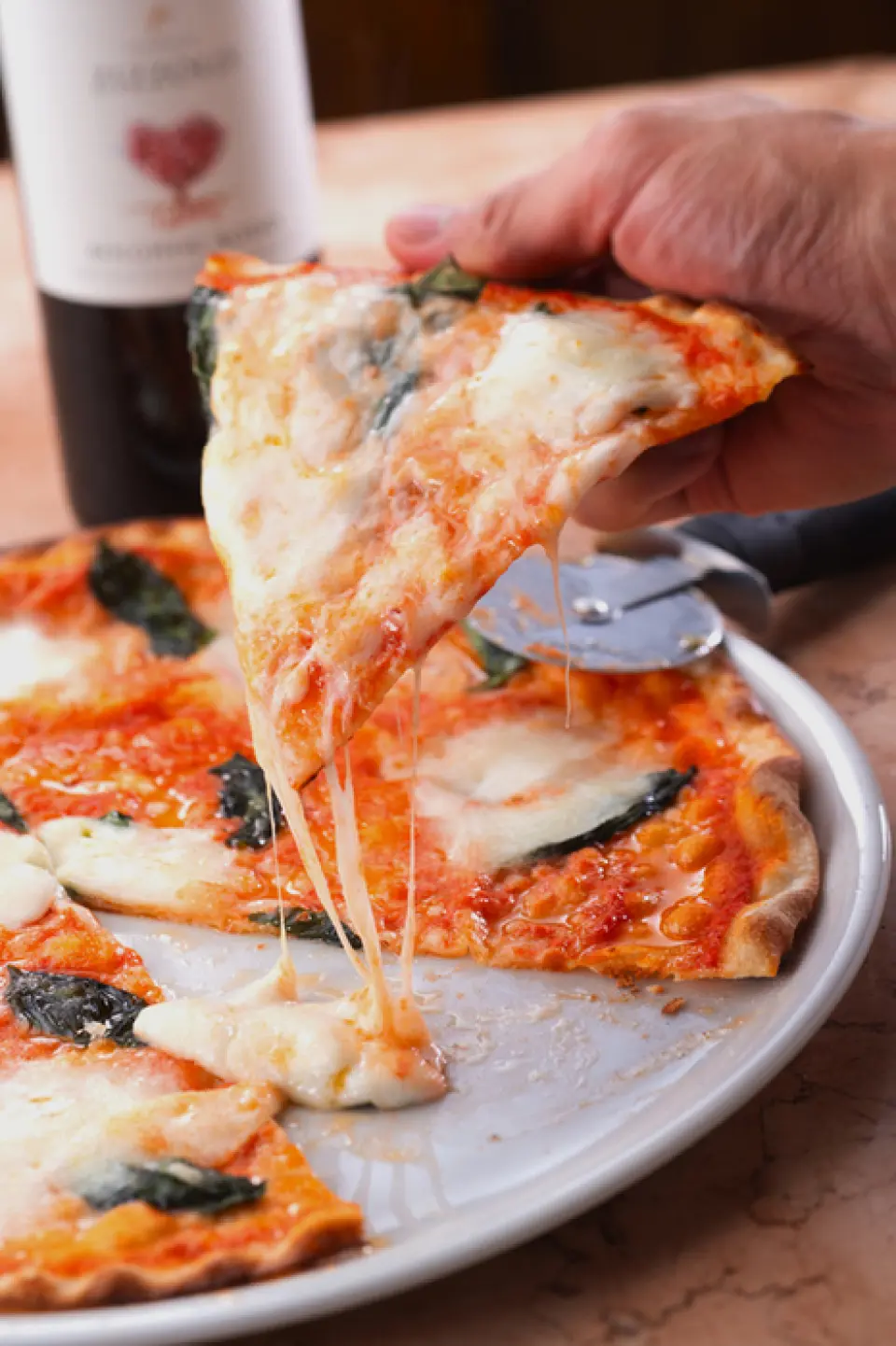 เมนูที่ได้รับความนิยมมากที่สุดของเราคือพิซซ่าสไตล์โรมัน พิซซ่าที่หั่นเป็นแผ่นบางๆ ให้เนื้อสัมผัสกรุบกรอบ ทำจากแป้งหอมและชีสมอสซาเรลล่าเนื้อครีม มีรสชาติเรียบง่ายแต่เข้มข้น โปรดอย่าลังเลที่จะลอง