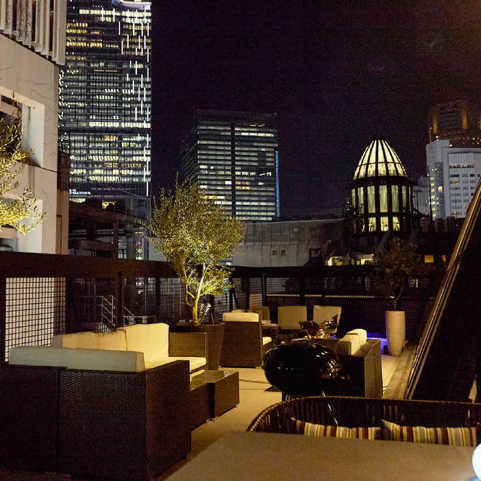 从涩谷站步行仅需4分钟即可到达“涩谷屋顶露台烧烤”，这是一个绝佳的屋顶休闲场所，让您远离都市的喧嚣。宽敞的空间配备时尚舒适的沙发和桌椅，营造出度假般的氛围。无论白天或夜晚，您都能感受到仿佛置身于另一个世界的感觉。