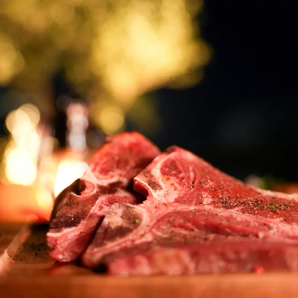 鲜嫩多汁的带骨牛肉，肉质鲜嫩多汁，烤得恰到好处的肋排，还有饱满甜美的红虾。精选食材，精心烹调！享受烧烤带来的简单又令人无法抗拒的快乐－将精心挑选的食材烤至完美，趁热享用！何不体验一下围坐在篝火旁，共享美味佳肴的美好时光呢？