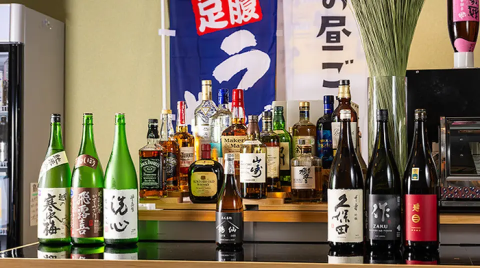เรามีสาเกให้เลือกถึง 10 ชนิด เช่น เซ็นชิน ไซราคุ และจิคอน นอกจากนี้ยังมีเครื่องดื่มอื่นๆ อีกมากมายให้คุณได้เลือกดื่มคู่กับอาหาร เช่น เบียร์สด ไฮบอล ซาวร์ และโชจู ◎ เรามีไฮบอลบรรจุขวดในถัง และยังมีวิสกี้แบรนด์ดังอย่างทาเคสึรุอีกด้วย โปรดเพลิดเพลินกับเครื่องดื่มแก้วโปรดของคุณ!
