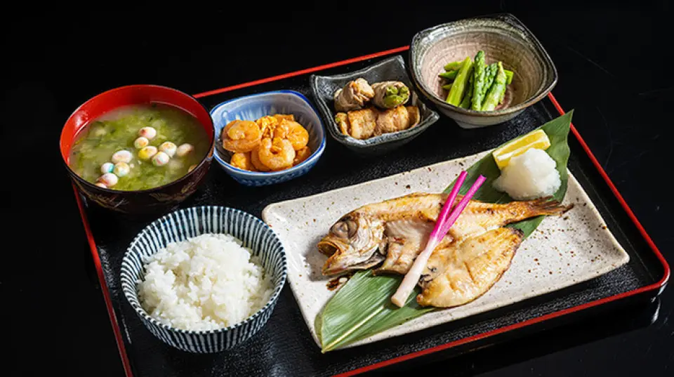 เราให้บริการอาหารกลางวัน 4 แบบ ได้แก่ ชุดปลาเผาประจำวันและเมนูเนื้อสัตว์ ราคา 1,000 เยน! อาหารจานเล็กและข้าวเติมฟรี โปรดเพลิดเพลิน