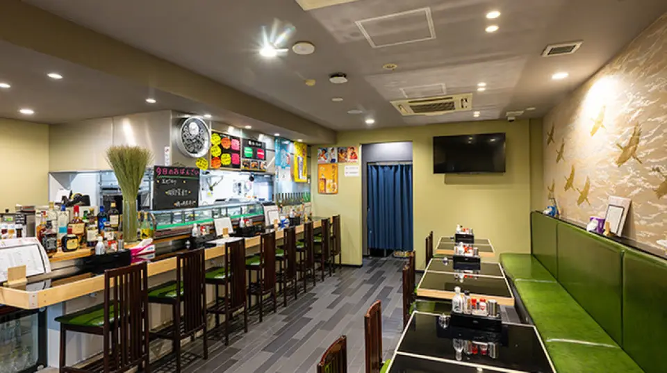 ร้านอาหารของเราตั้งอยู่ในทำเลที่สะดวก ห่างจากสถานี Konandai เพียง 3 นาทีเมื่อเดินเท้า และเป็นร้านอาหารที่ให้บริการอาหารทุกประเภทตั้งแต่มื้อกลางวันไปจนถึงอิซากายะ อนุญาตให้สูบบุหรี่ได้ทุกที่นั่ง และเรามีที่นั่งให้เลือกหลากหลาย ทั้งที่นั่งเคาน์เตอร์ ที่นั่งโต๊ะ และห้องส่วนตัว! นอกจากนี้ คุณยังสามารถรับชมกีฬาจากจอมอนิเตอร์ได้อีกด้วย