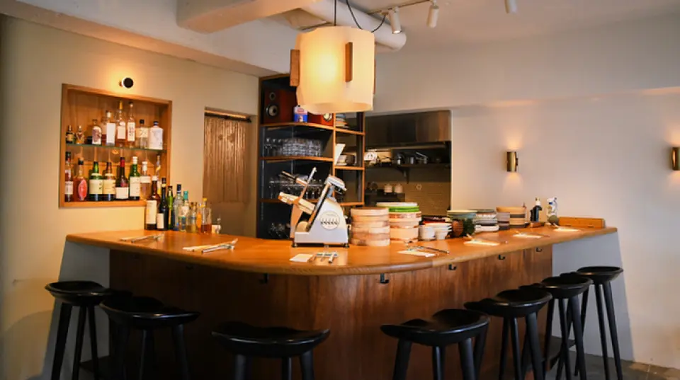 Oryori Bota是一家時尚的成人居酒屋。店內主要以吧台座位為主，也提供桌椅和站位。部分飲品採用薄杯盛裝，以提升口感。請您手持心儀的飲品，享受片刻悠閒時光。