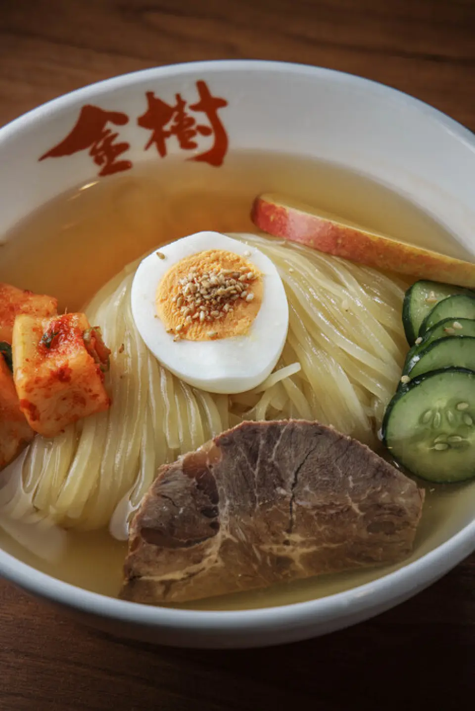 我們也提供盛岡冷麵，採用「烤肉冷面大重」的概念製作。這道美味令人難以抗拒，牛骨湯鮮美，口感順滑！即使在東京，您也可以像在盛岡一樣享用一碗豐盛的麵條。