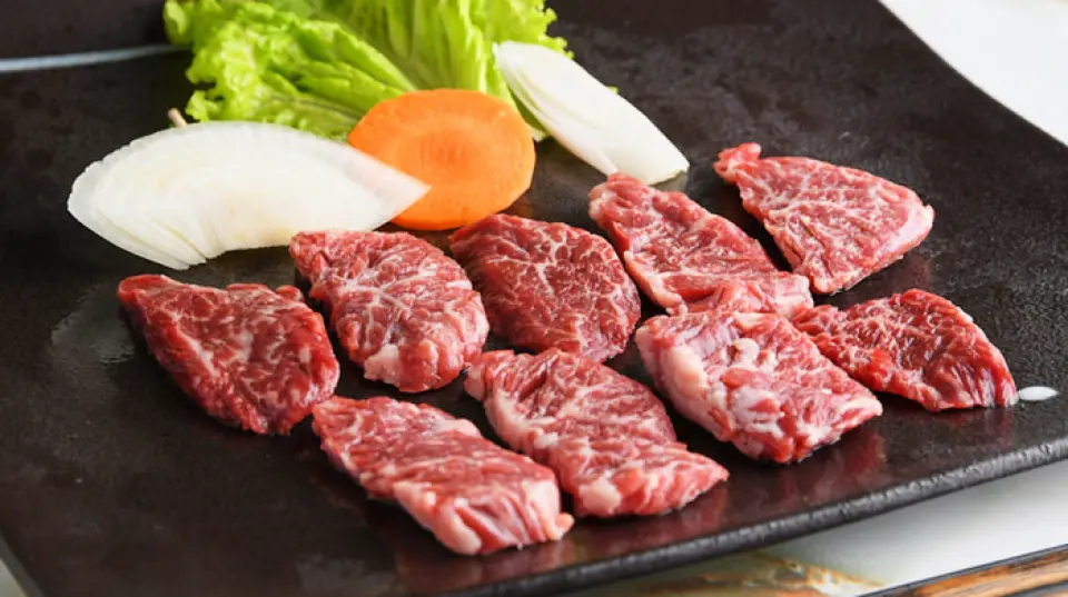 以和牛为主，精选上等肉类。800日元起的合理价格也极具吸引力。此外，我们还提供种类丰富的内脏料理和超值的无限畅饮套餐。