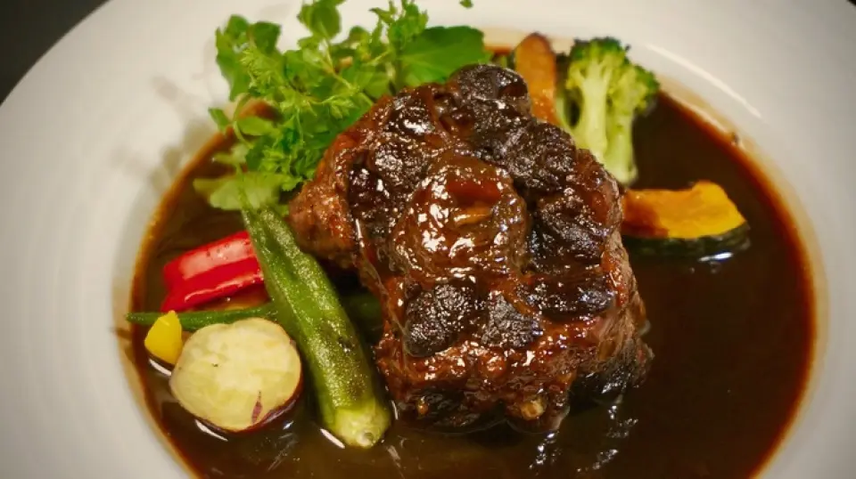 Tại nhà hàng này, bạn có thể thưởng thức ẩm thực phương Tây tận dụng tối đa sự phong phú của Ishikawa cùng với rượu vang. Các món ăn được nấu trên bếp than chủ yếu sử dụng hải sản, thịt và rau từ Ishikawa. Đặc biệt, món đuôi bò hầm rượu vang đỏ, được ninh chậm trong hai ngày, rất tinh tế. Các món thịt nướng than kết hợp hoàn hảo với nước sốt tiêu đen tự làm và rượu vang đỏ Bordeaux. Ngoài ra còn có các món ăn kèm với gorgonzola penne và các lựa chọn uống thỏa thích, phù hợp với nhiều dịp khác nhau.