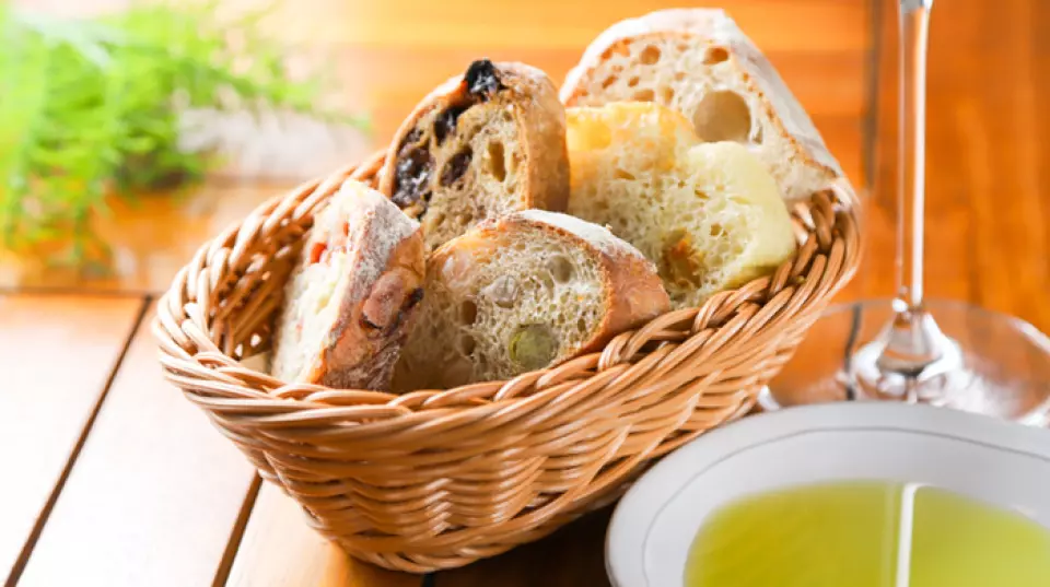 Họ tự hào về loại bánh mì của mình, được làm bằng men tự nhiên và lên men chậm ở nhiệt độ thấp trong thời gian dài. Bên ngoài giòn và thơm, bên trong dai và đậm đà, và chúng tôi đã chuẩn bị sẵn 4 đến 5 loại! Bạn có thể thưởng thức bánh mì baguette nguyên bản, hoặc như bánh mì Pháp tỏi hoặc bánh sandwich mở.